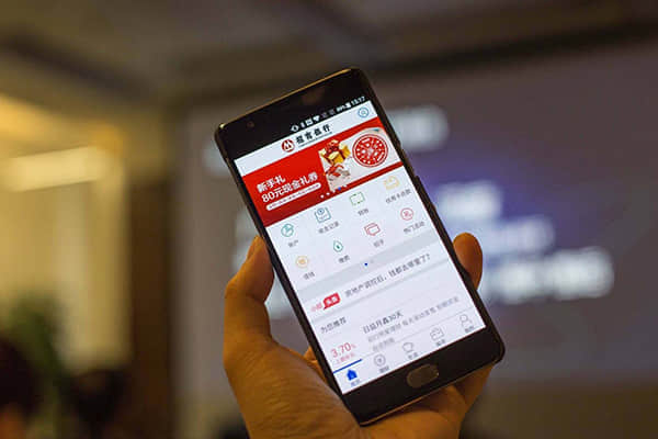 小米YU7：用法拉利的魔法打败特斯拉